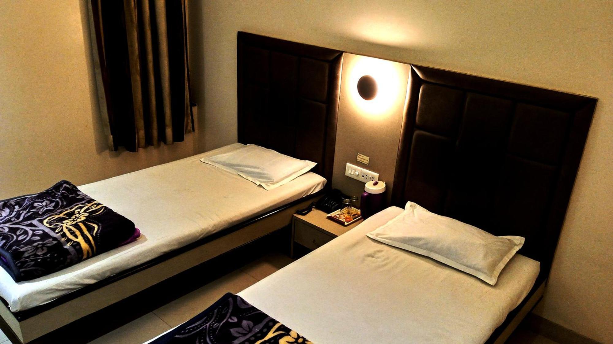 Hotel Ramniwas Jālgaon Zewnętrze zdjęcie