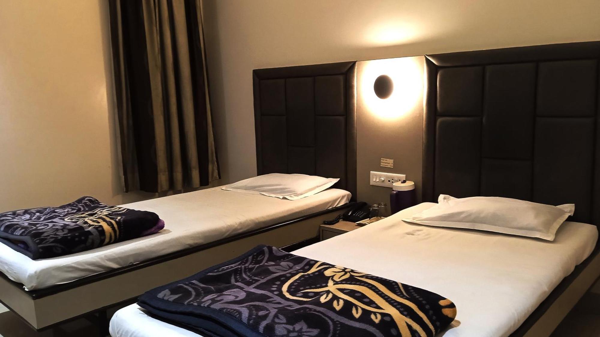 Hotel Ramniwas Jālgaon Zewnętrze zdjęcie